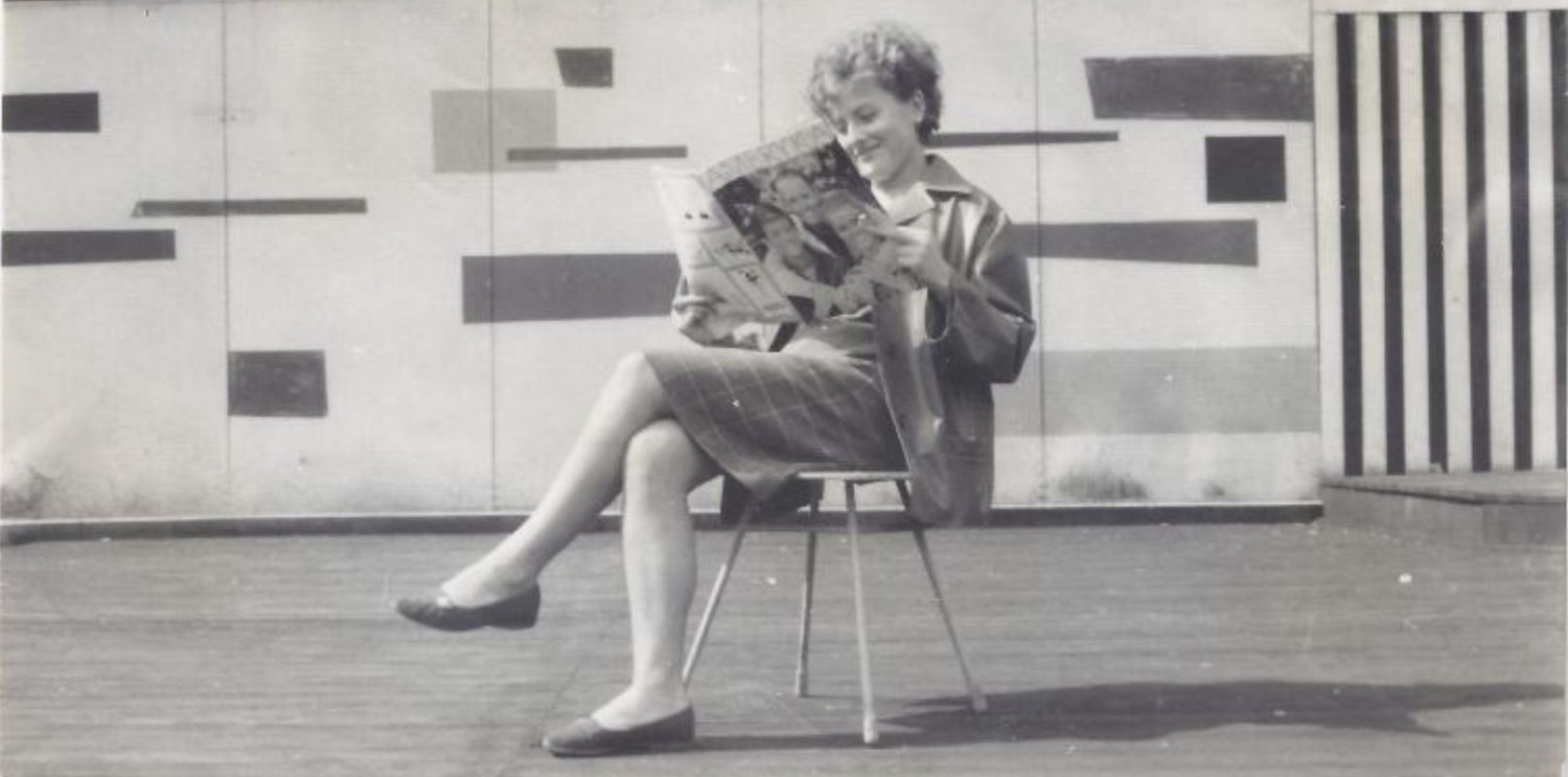 Elżbieta Geyer czyta Amerykę przed Non Stopem, Sopot 1961 r. / Materiały Muzum Sopotu